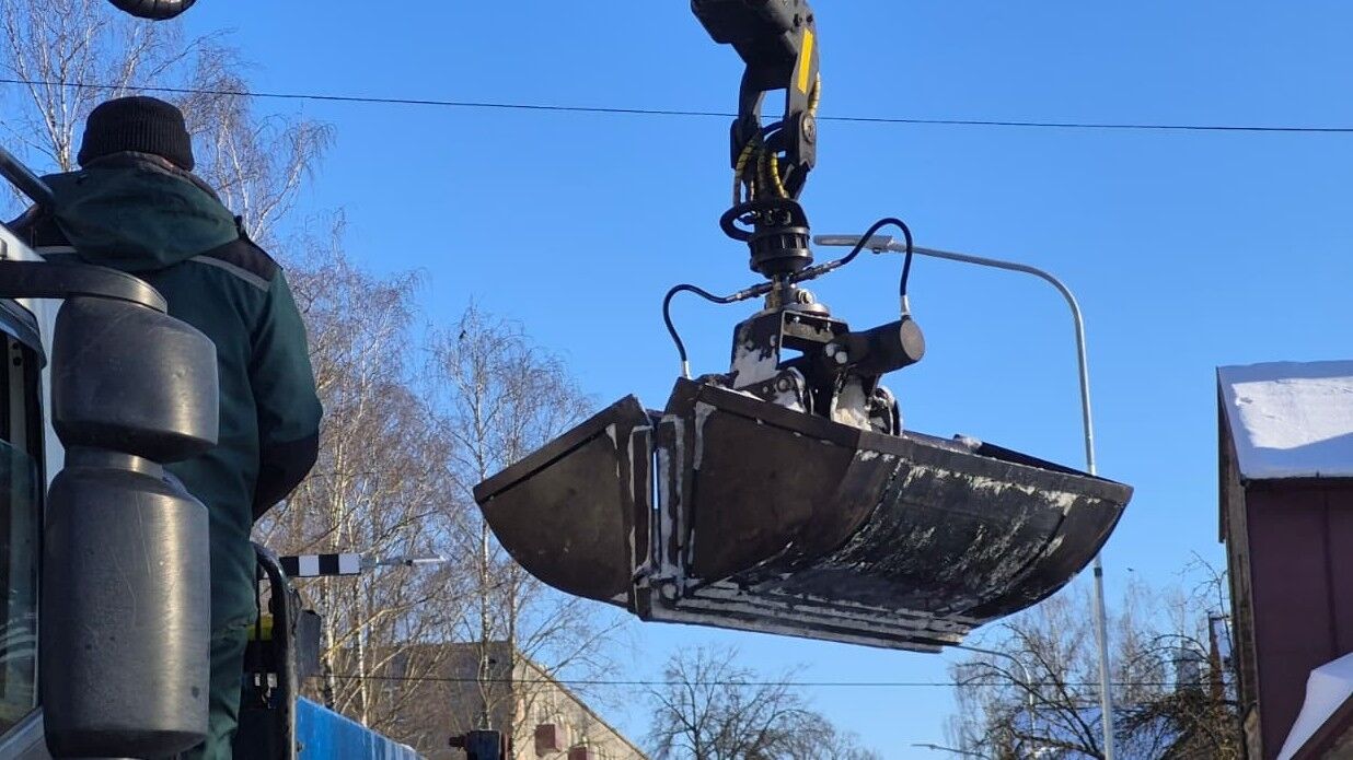 Sniega izvešanas dēļ iedzīvotājiem jārēķinas ar satiksmes ierobežojumiem (SHĒMA)