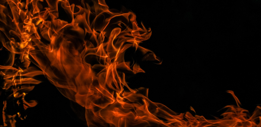 Glābēji Līvānu novadā vairākas stundas cīnījās ar liesmām ražo&scaron;anas ēkā un garāžā