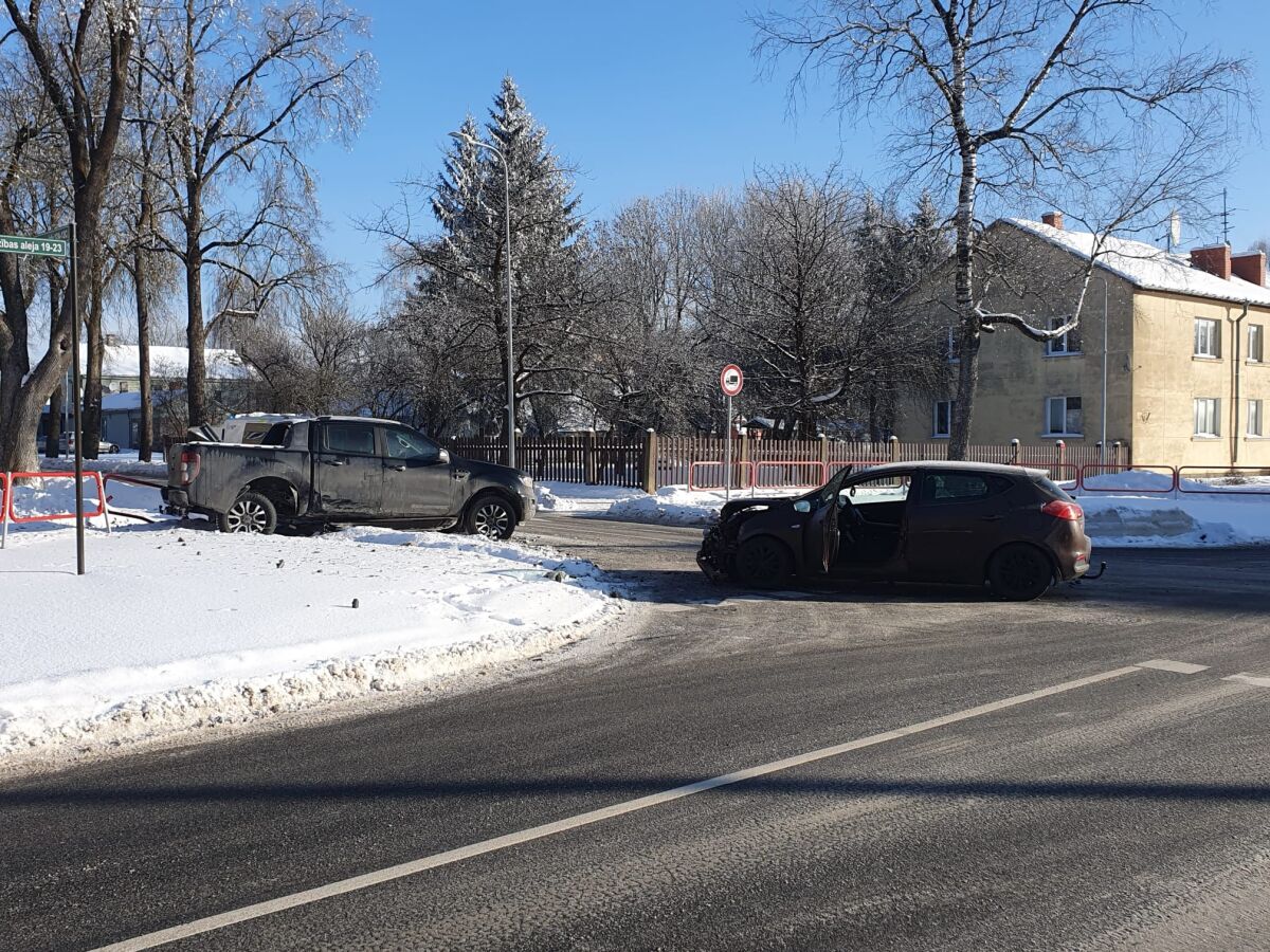 Draudzības alejas un Viestura ielas krustojumā sadūrušies divi auto 