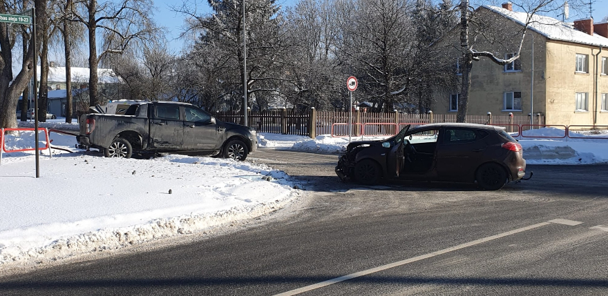 Draudzības alejas un Viestura ielas krustojumā sadūru&scaron;ies divi auto 