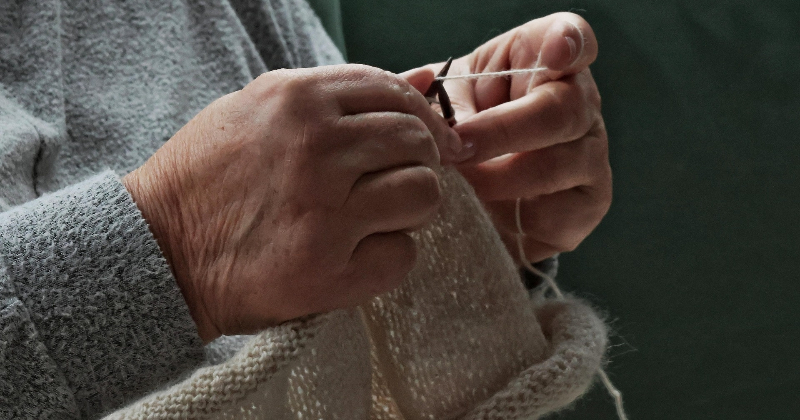 Dienas centrs &ldquo;Kopā būt&rdquo; piedāvā sasildīties ar senioru radītiem adījumiem