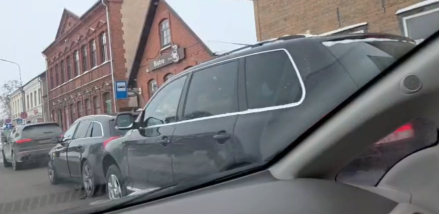 Pie Vecpilsētas laukuma saduras trīs spēkrati