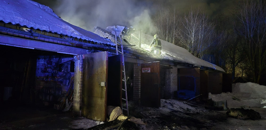 Pļaviņu ielā nodeg trīs garāžas