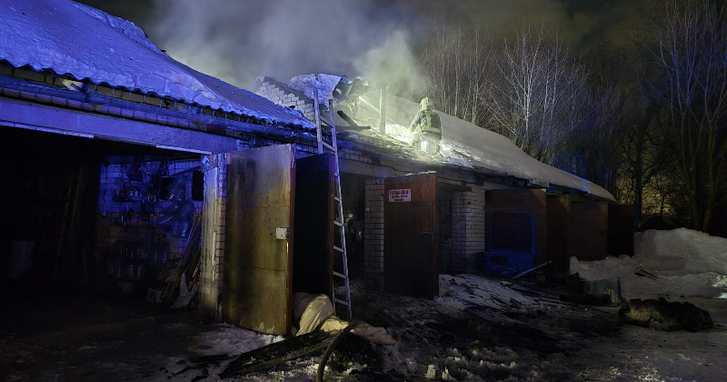 Pļaviņu ielā nodeg trīs garāžas