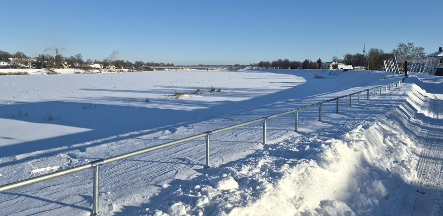 Daugavā pie Jēkabpils ledus ir nevienmērīgs un vietām bīstams