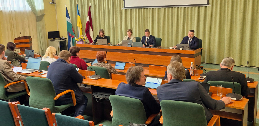 Jēkabpils novada budžets pieņemts, noraidot priek&scaron;likumu iesaldēt deputātu algas