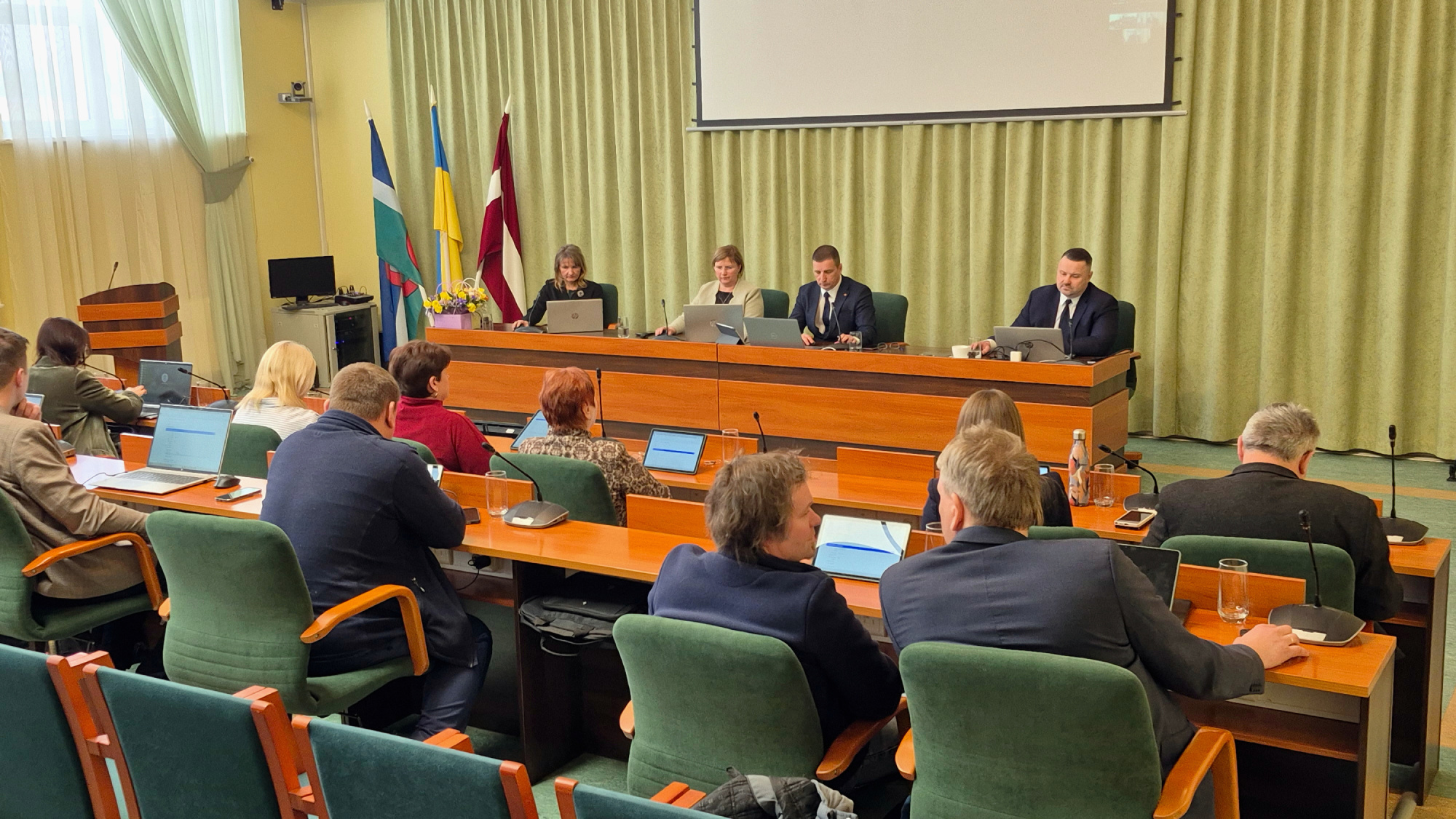 Jēkabpils novada budžets pieņemts, noraidot priek&scaron;likumu iesaldēt deputātu algas