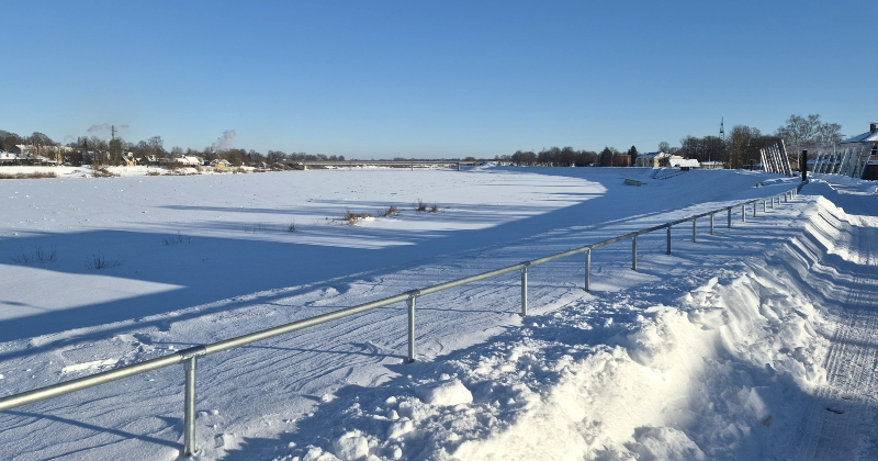 Daugavā pie Jēkabpils ledus ir nevienmērīgs un vietām bīstams