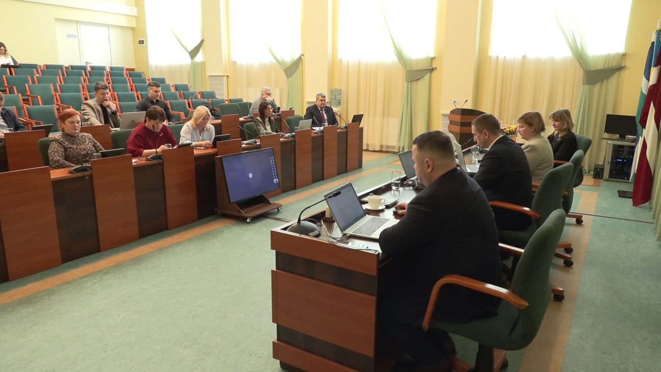 Kas lācītim vēderā? Jēkabpils novada deputātu vidū domstarpības par piemaksu sadaļu budžetā