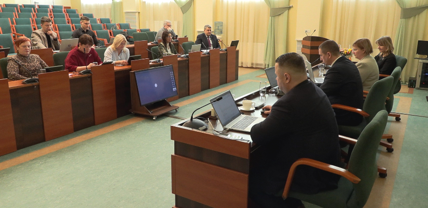 Kas lācītim vēderā? Jēkabpils novada deputātu vidū domstarpības par piemaksu sadaļu budžetā