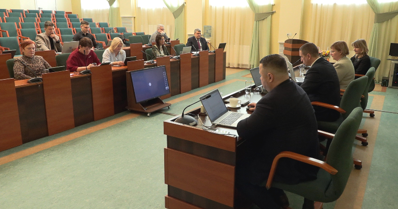 Kas lācītim vēderā? Jēkabpils novada deputātu vidū domstarpības par piemaksu sadaļu budžetā