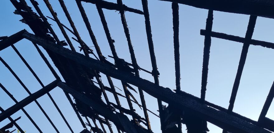 Glābēji Gārsenes pagastā cīnās ar paaugstinātas bīstamības ugunsgrēku 