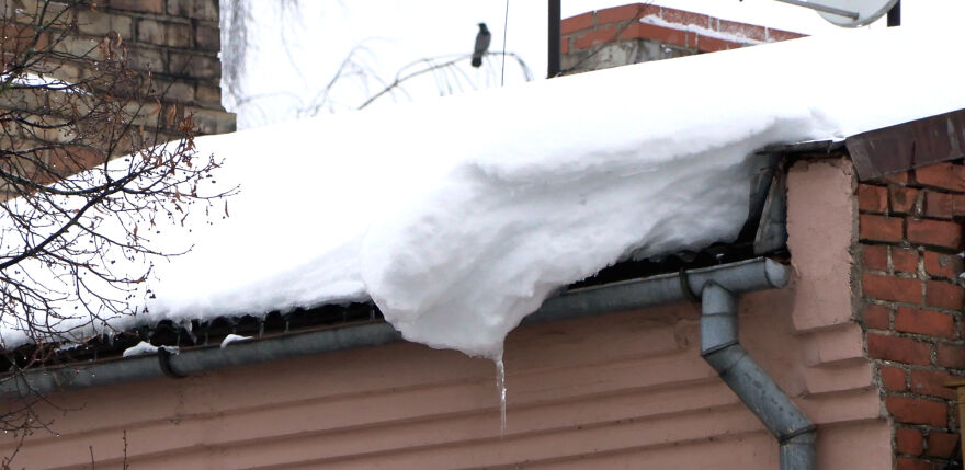 Tauta ziņo: Jēkabpilī nenotīrīti jumti apdraud garāmgājējus