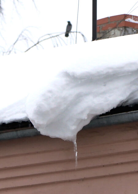 Tauta ziņo: Jēkabpilī nenotīrīti jumti apdraud garāmgājējus