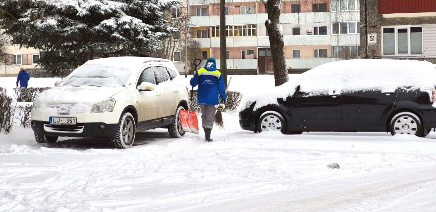 Jēkabpilie&scaron;a sūdzība par neizbraucamu stāvlaukumu liek pa&scaron;valdībai rīkoties
