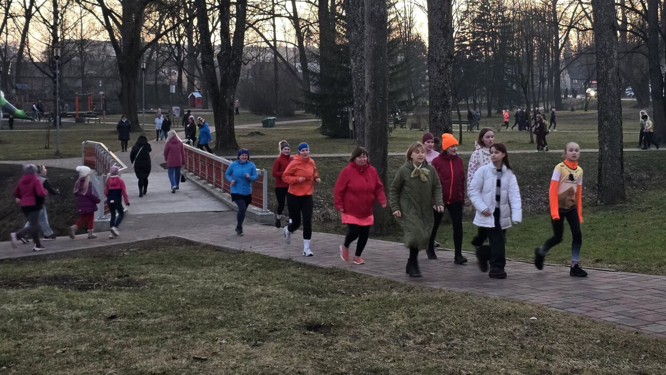 Jēkabpilī dāmas Sieviešu dienā aicinātas izkustēties Kena parkā