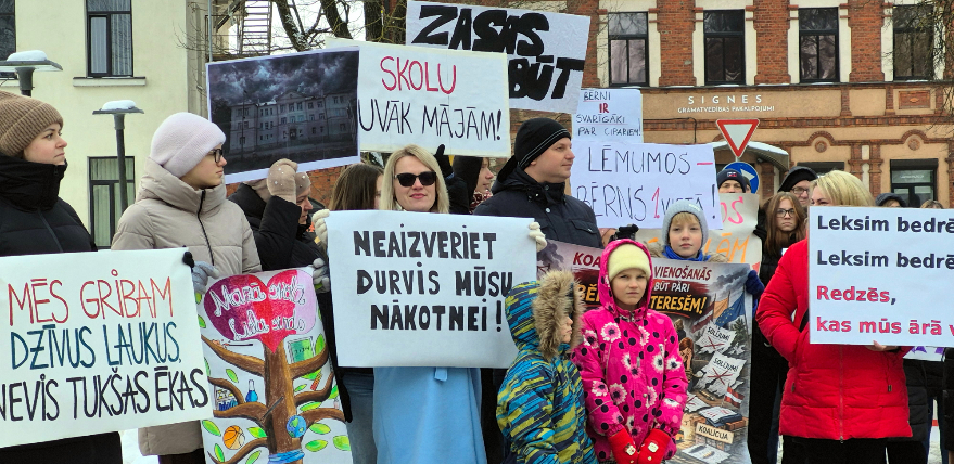 Jēkabpils novadā piketē pret skolu slēg&scaron;anu &ndash; domes sēdē reforma atbalstīta
