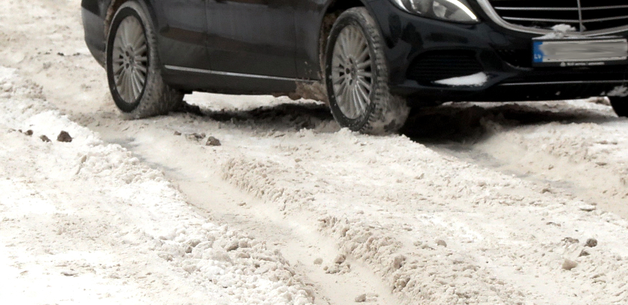 Tīrīs stāvlaukumus Brīvības, Kaļķu, Jaunā, Viestura ielā un Draudzības alejā
