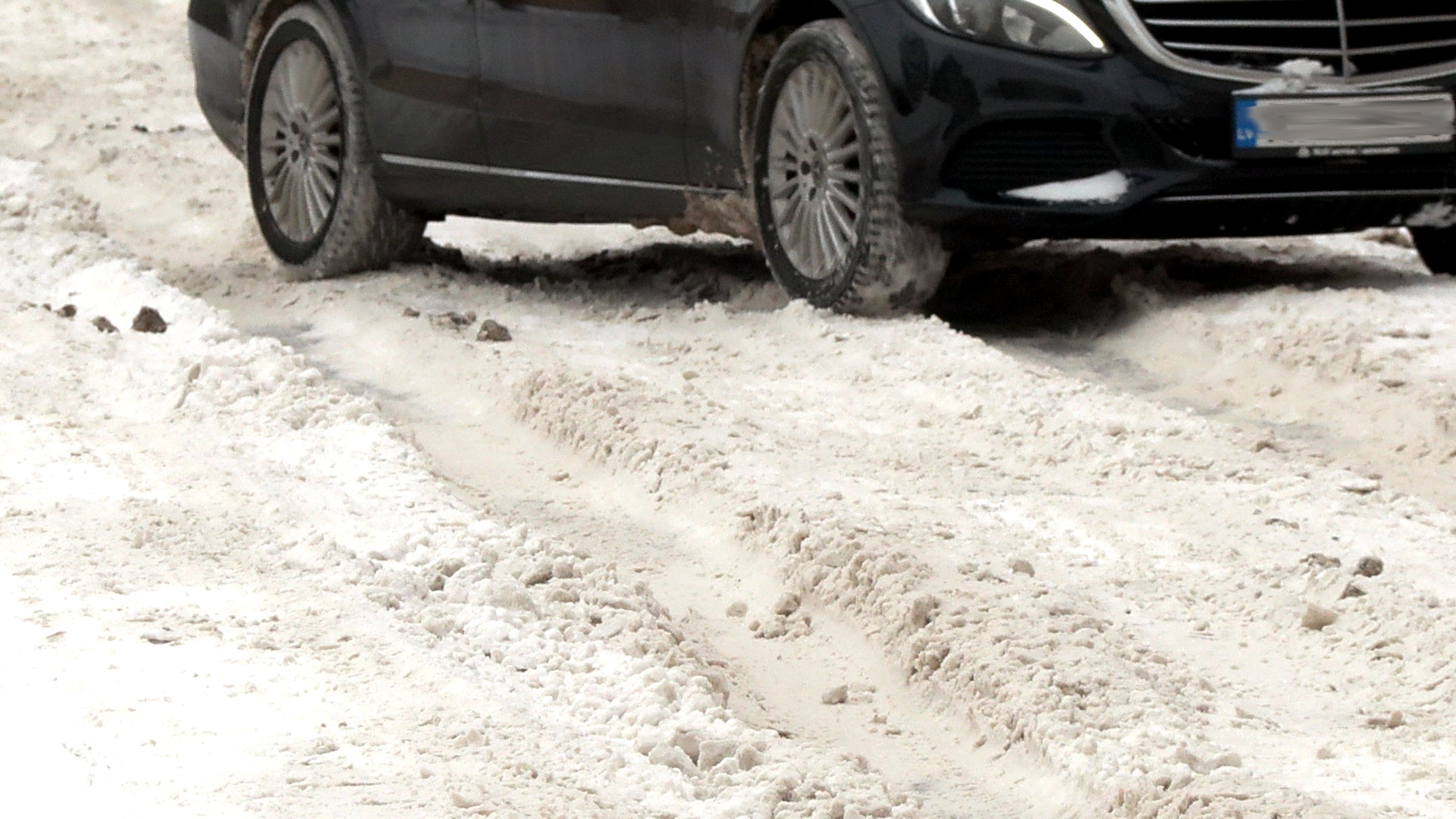 Tīrīs stāvlaukumus Brīvības, Kaļķu, Jaunā, Viestura ielā un Draudzības alejā