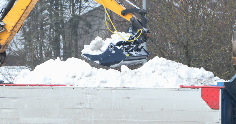 Sniega izve&scaron;anas tempi Jēkabpilī liek vietvarai sarkt &ndash; iespējams, sniegs ātrāk nokusīs nekā tiks aizvests