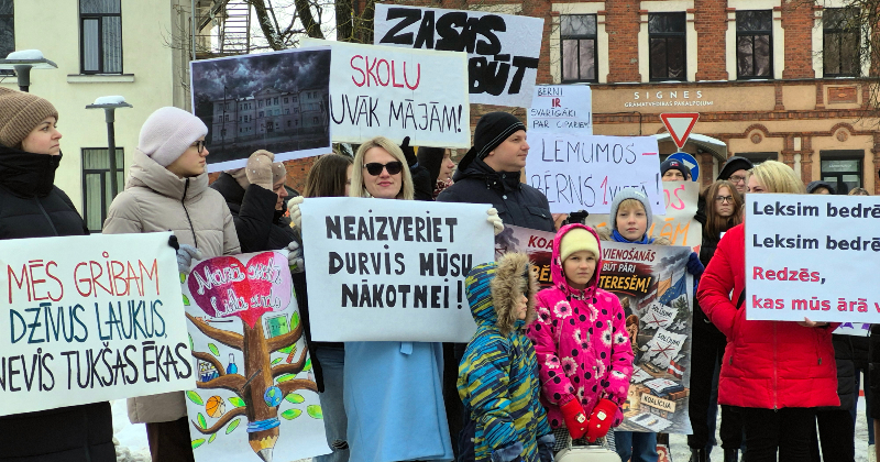 Jēkabpils novadā piketē pret skolu slēg&scaron;anu &ndash; domes sēdē reforma atbalstīta