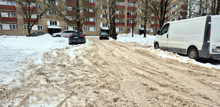 Tauta ziņo: Jēkabpils iek&scaron;pagalmi grimst sniega putrā
