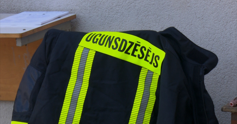 Ugunsdzēsēji Kūku pagastā se&scaron;as stundas cīnījās ar liesmām saimniecības ēkā