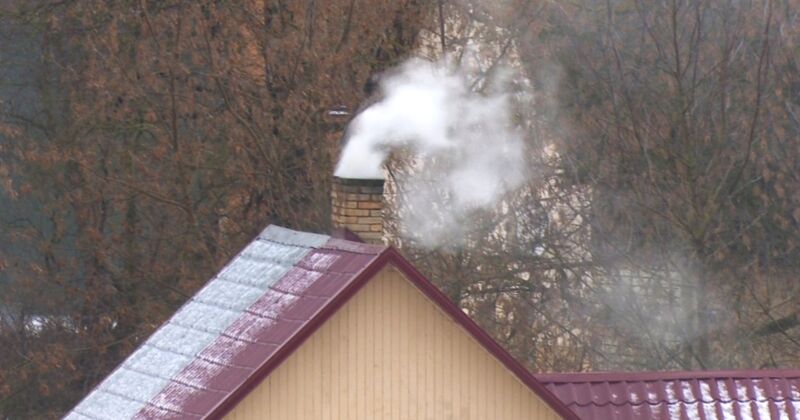 Viesītē glābēji vairāk nekā stundu dzē&scaron; dūmvadā dego&scaron;us sodrējus