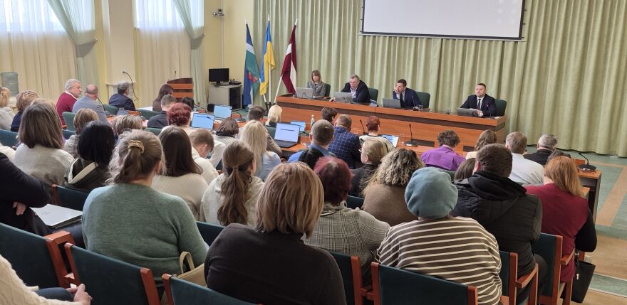 Jēkabpils novada domes sēde: interesantākie citāti un strīdīgākie brīži par skolu stratēģiju