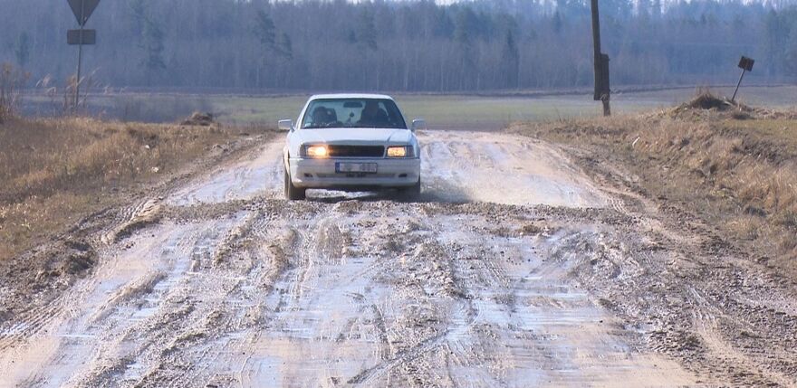 Jēkabpils novadā ierobežo smagā transporta kustību uz grants ceļiem