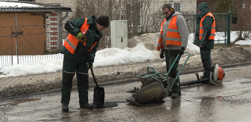 Jēkabpilī aizlāpa bīstamākās bedres un plāno Rīgas ielas atjauno&scaron;anu