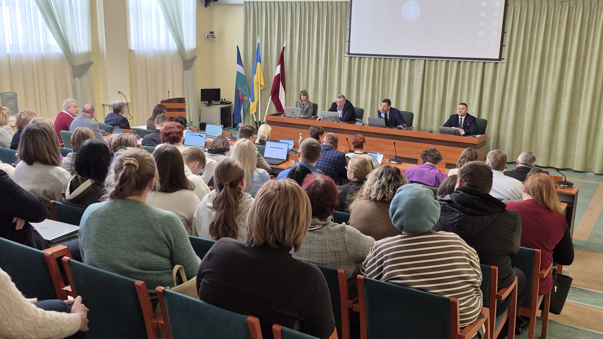 Jēkabpils novada domes sēde: interesantākie citāti un strīdīgākie brīži par skolu stratēģiju