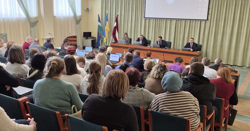 Jēkabpils novada domes sēde: interesantākie citāti un strīdīgākie brīži par skolu stratēģiju