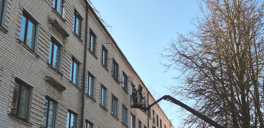 Ēku bojājumi &ndash; jumtu netīrī&scaron;anas sekas Jēkabpils novadā