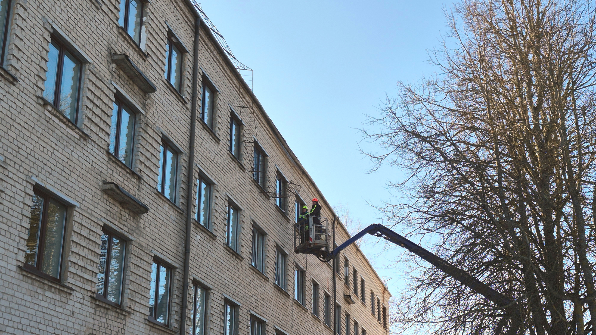 Ēku bojājumi &ndash; jumtu netīrī&scaron;anas sekas Jēkabpils novadā