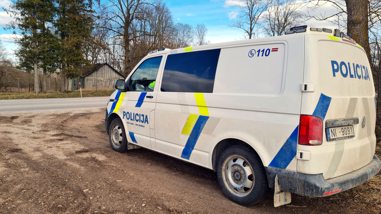 Viesītes pagastā sirmgalvis nenovalda auto un iebrauc grāvī