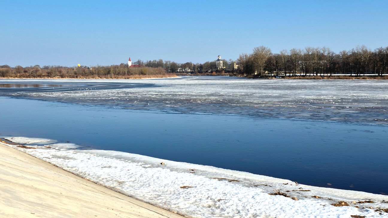 Meteorologs: ledus iešanu Daugavā grūti prognozēt, bet jēkabpiliešiem jābūt modriem