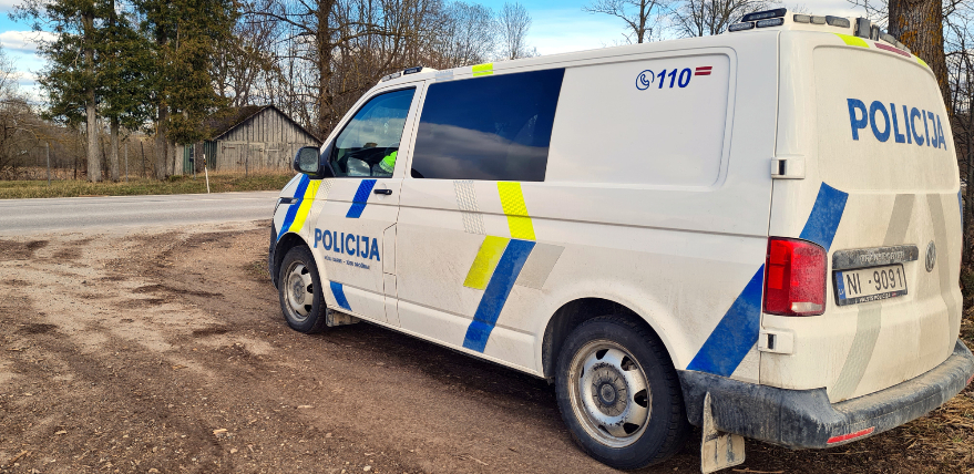 Viesītes pagastā sirmgalvis nenovalda auto un iebrauc grāvī