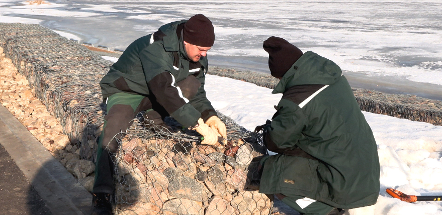 Tauta ziņo: sniega tīrītājs sabojā Jēkabpils dambja elementus