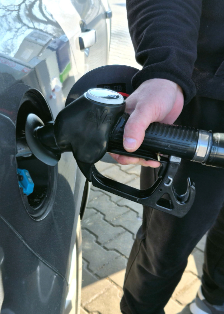 Tas nav normāli &ndash; Jēkabpilī sastaptie autovadītāji par degvielas cenām