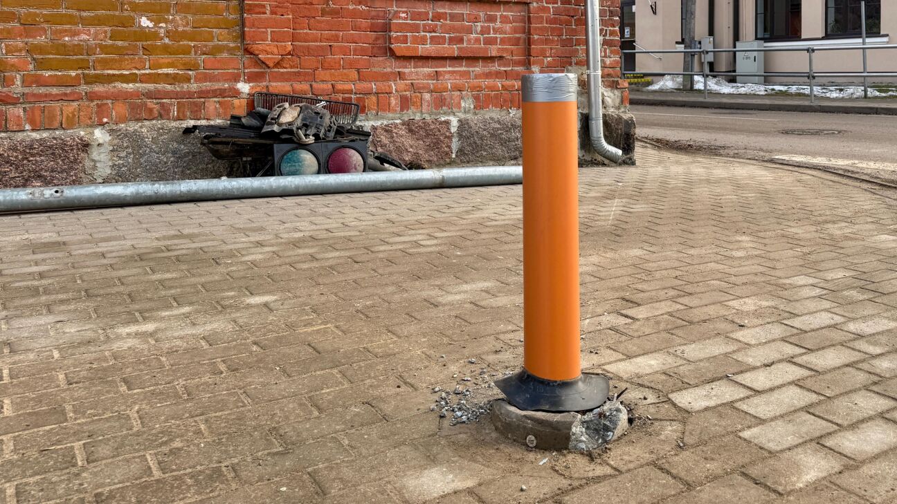 Jēkabpilī autovadītājs sabojā luksoforu un pamet notikuma vietu