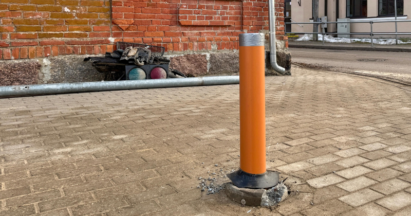 Jēkabpilī autovadītājs sabojā luksoforu un pamet notikuma vietu