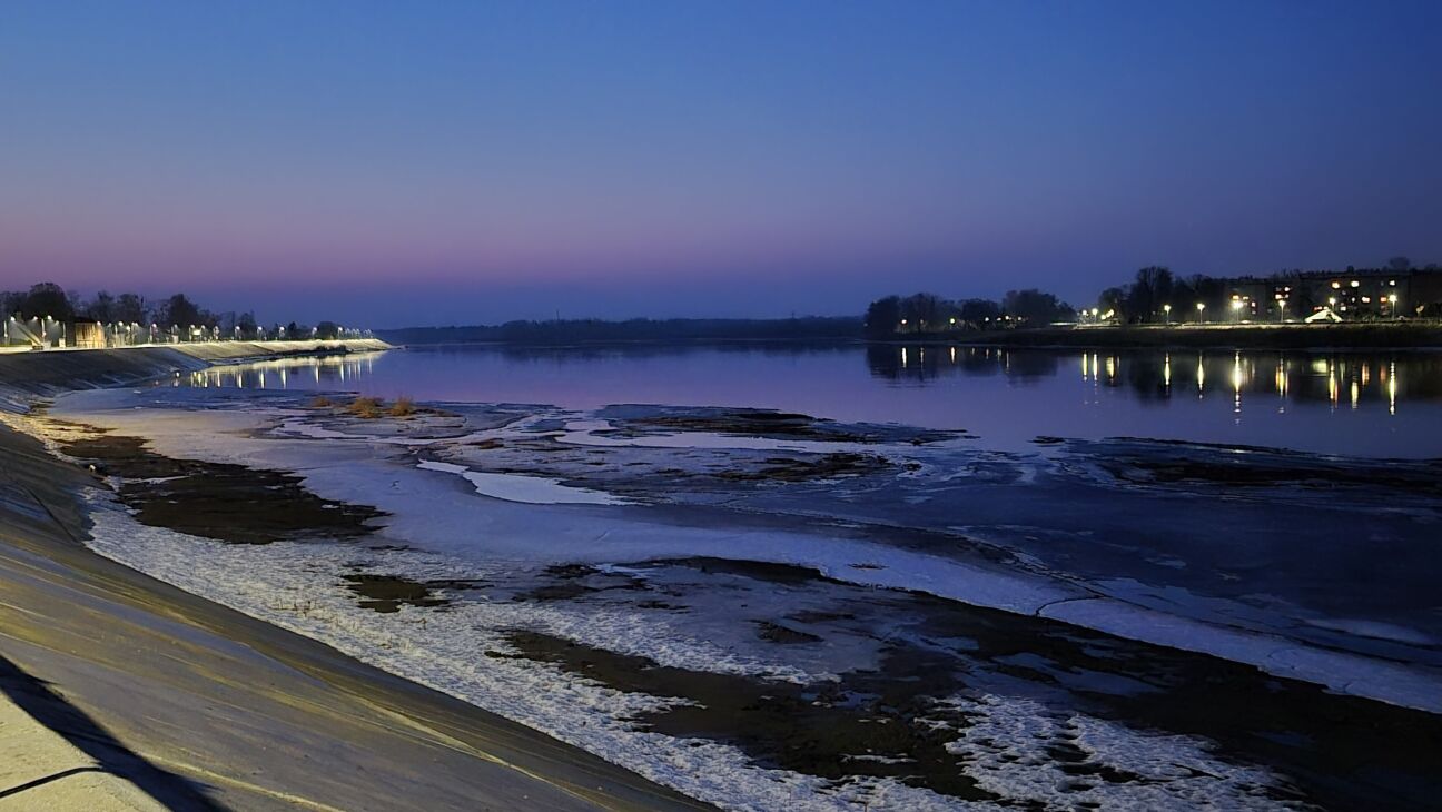 Jēkabpilī no ledus atbrīvojies Daugavas posms pilsētas centrā