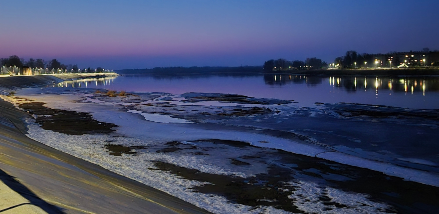 Jēkabpilī no ledus atbrīvojies Daugavas posms pilsētas centrā