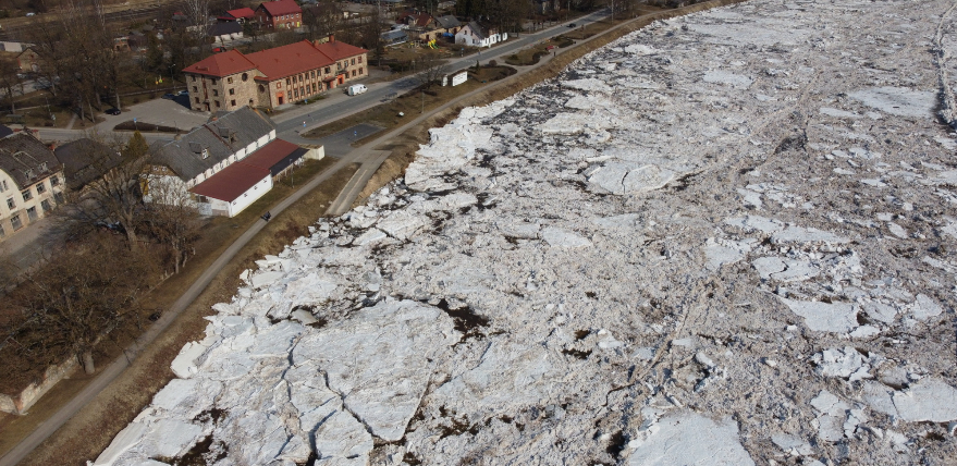 Vižņu sastrēgums Pļaviņās piesaista plūdu tūristus