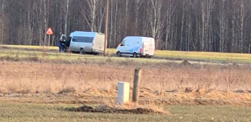 Varie&scaron;u pagastā dubļos iegrimst pasažieru autobuss