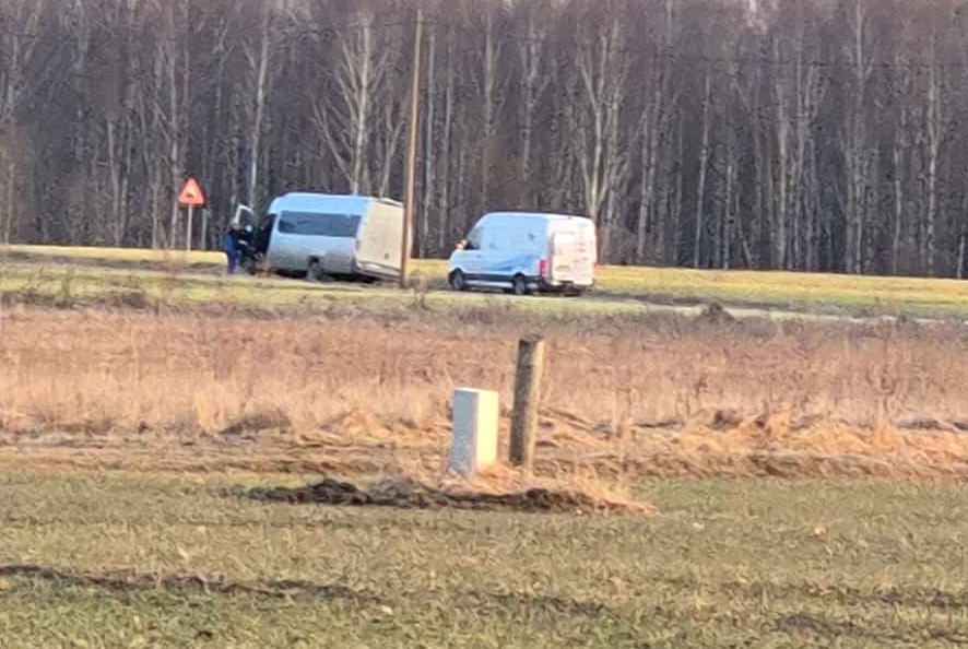 Varie&scaron;u pagastā dubļos iegrimst pasažieru autobuss