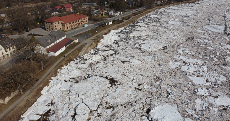Vižņu sastrēgums Pļaviņās piesaista plūdu tūristus