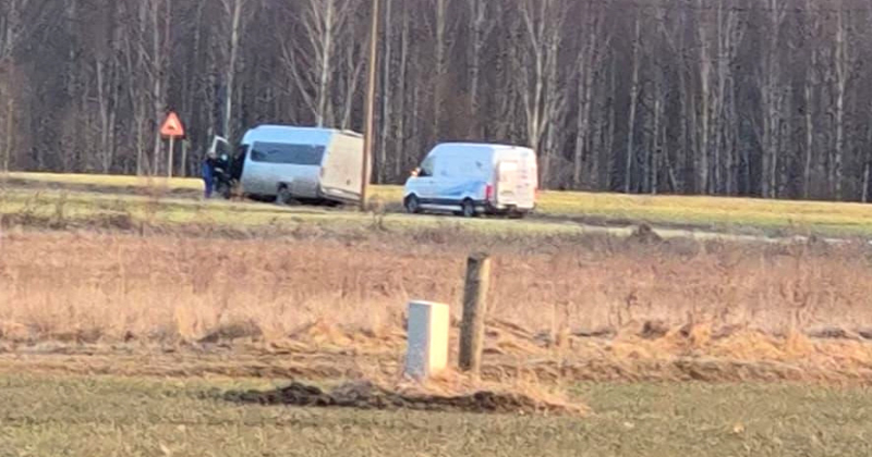 Varie&scaron;u pagastā dubļos iegrimst pasažieru autobuss