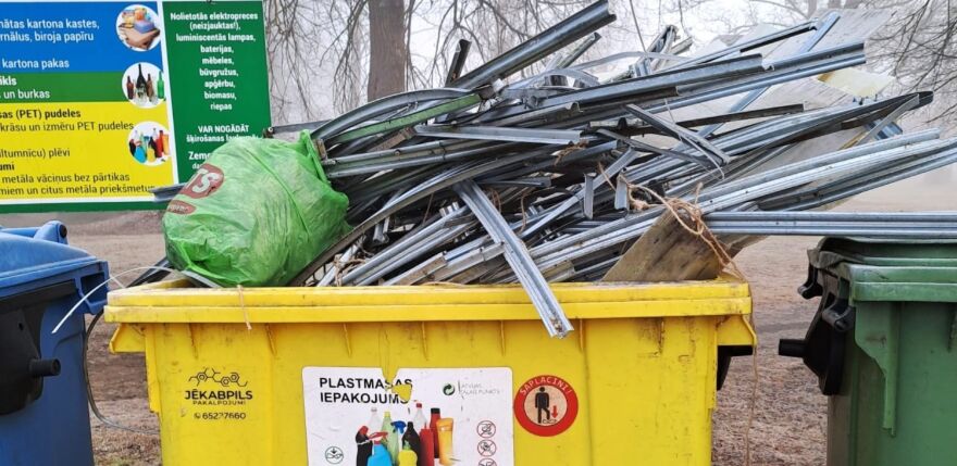 Jēkabpilī dzeltenajos konteineros nonāk pat vecās siltumnīcas